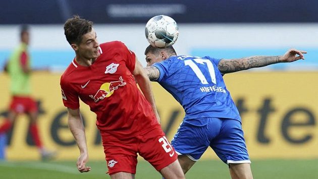Zleva Patrick Schick z Lipska a Steven Zuber z Hoffenheimu. Zleva Patrick Schick z Lipska a Steven Zuber z Hoffenheimu.