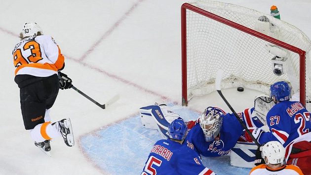 Útočník Philadelphie Jakub Voráček (vlevo) střílí gól proti New Yorku Rangers. Útočník Philadelphie Jakub Voráček (vlevo) střílí gól proti New Yorku Rangers.