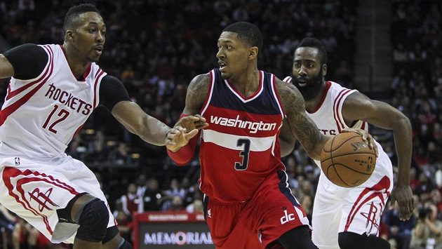 Basketbalista Washingtonu Bradley Beal (č. 3) přispěl 33 body k vítězství Wizards na palubovce Houstonu. Basketbalista Washingtonu Bradley Beal (č. 3) přispěl 33 body k vítězství Wizards na palubovce Houstonu.