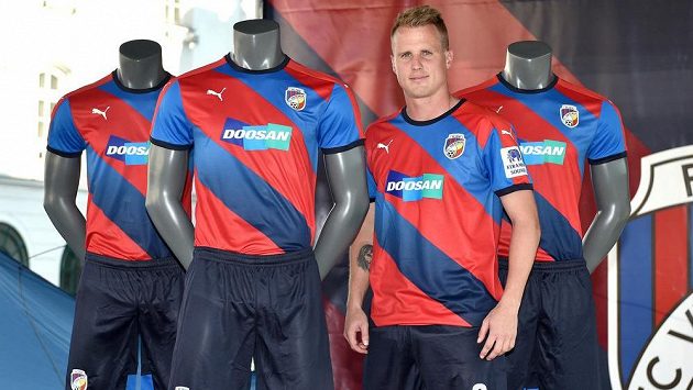 Fotbalista Viktorie Plzeň David Limberský během představení nových dresů pro sezónu 2015/2016 v prostorách plzeňského pivovaru. Fotbalista Viktorie Plzeň David Limberský během představení nových dresů pro sezónu 2015/2016 v prostorách plzeňského pivovaru.