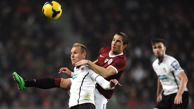 Plzeňský záložník Daniel Kolář (vlevo) a záložník Sparty Lukáš Vácha během utkání 19. kola Gambrinus ligy. Plzeňský záložník Daniel Kolář (vlevo) a záložník Sparty Lukáš Vácha během utkání 19. kola Gambrinus ligy.