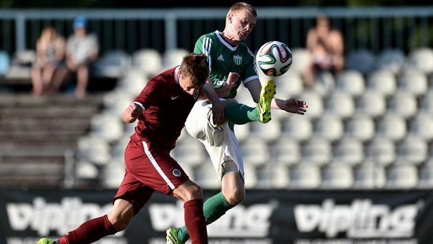 Sparťanský záložník Lukáš Mareček (vlevo) střílí na hřišti Tallinnu jediný gól svého mužstva. Sparťanský záložník Lukáš Mareček (vlevo) střílí na hřišti Tallinnu jediný gól svého mužstva.