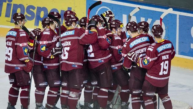 Hokejisté Sparty oslavují vítěznou přestřelku s Vítkovicemi. Hokejisté Sparty oslavují vítěznou přestřelku s Vítkovicemi.