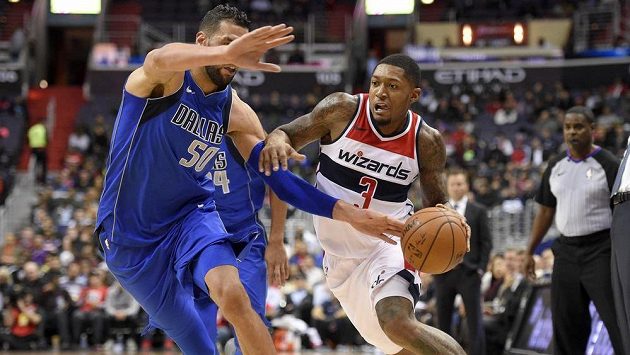 Bradley Beal (3) z Washingtonu se snaží projít přes Salaha Mejriho (50) z Dallasu. Bradley Beal (3) z Washingtonu se snaží projít přes Salaha Mejriho (50) z Dallasu.