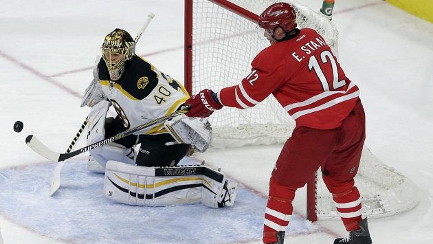 Kanadský útočník Eric Staal se poprvé v NHL stěhuje. Nově bude oblékat dres New Yorku Rangers. Kanadský útočník Eric Staal se poprvé v NHL stěhuje. Nově bude oblékat dres New Yorku Rangers.