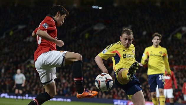 Lee Cattermole ze Sunderlandu (vpravo) se snaží zblokovat centr Shinji Kagawy z Manchesteru United. Lee Cattermole ze Sunderlandu (vpravo) se snaží zblokovat centr Shinji Kagawy z Manchesteru United.