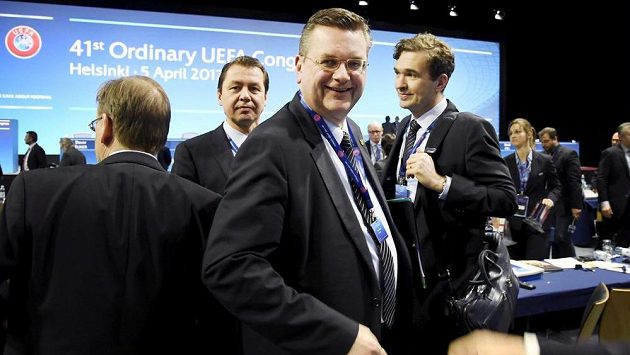 Reinhard Grindel (uprostřed) na kongresu v Helsinkách. Reinhard Grindel (uprostřed) na kongresu v Helsinkách.