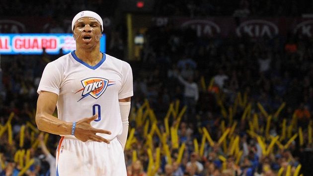 Basketbalista Oklahomy Russell Westbrook během zápasu s Torontem. Basketbalista Oklahomy Russell Westbrook během zápasu s Torontem.