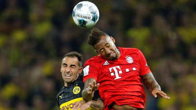 Fotbalista Dortmundu Paco Alcácer v souboji s Jerome Boatengem. Fotbalista Dortmundu Paco Alcácer v souboji s Jerome Boatengem.