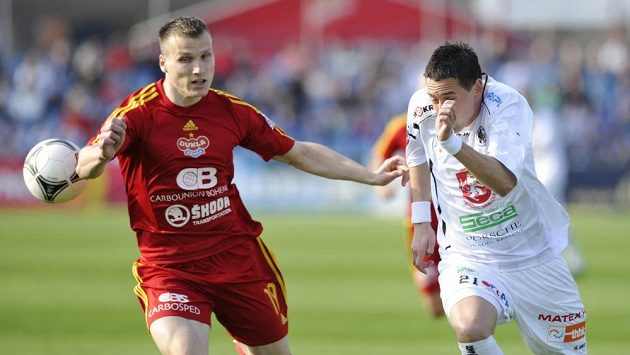 Lukáš Štetina (vlevo) z Dukly Praha a Dušan Uškovič z Hradce Králové. Lukáš Štetina (vlevo) z Dukly Praha a Dušan Uškovič z Hradce Králové.