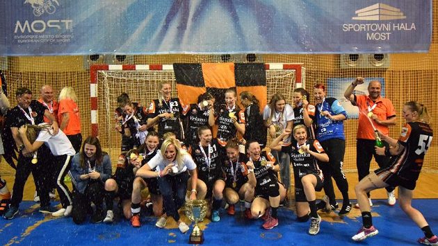 Házenkářky Mostu bouřlivě oslavují interligový titul. Házenkářky Mostu bouřlivě oslavují interligový titul.