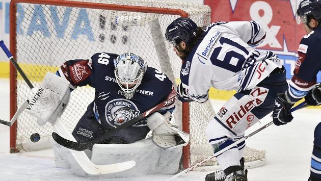 Brankář Liberce Dominik Hrachovina řeší atak Petera Tršky z Vítkovic. Brankář Liberce Dominik Hrachovina řeší atak Petera Tršky z Vítkovic.