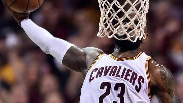 Hvězdný LeBron James z Clevelandu se chystá zasmečovat míč do koše. Hvězdný LeBron James z Clevelandu se chystá zasmečovat míč do koše.