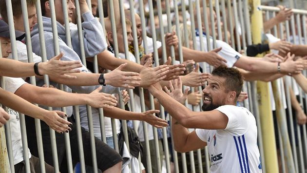 Milan Baroš z Ostravy se zdraví s fanoušky Milan Baroš z Ostravy se zdraví s fanoušky