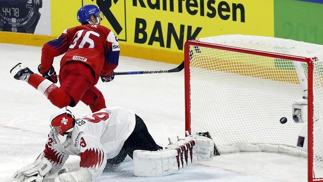 Michal Řepík proměňuje samostatný nájezd a rozhoduje o české výhře nad Švýcarskem. Michal Řepík proměňuje samostatný nájezd a rozhoduje o české výhře nad Švýcarskem.