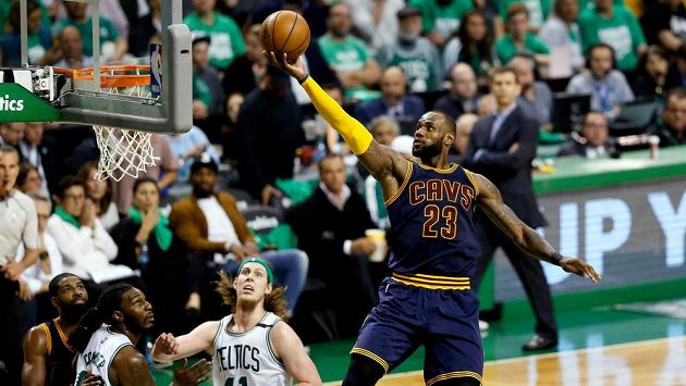 LeBron James (23) z Clevelandu zakončuje jednu z akcí. LeBron James (23) z Clevelandu zakončuje jednu z akcí.