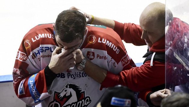 Petr Čáslava z Pardubic odchází do kabin po zásahu od Bretta Flemminga z Chomutova. Petr Čáslava z Pardubic odchází do kabin po zásahu od Bretta Flemminga z Chomutova.
