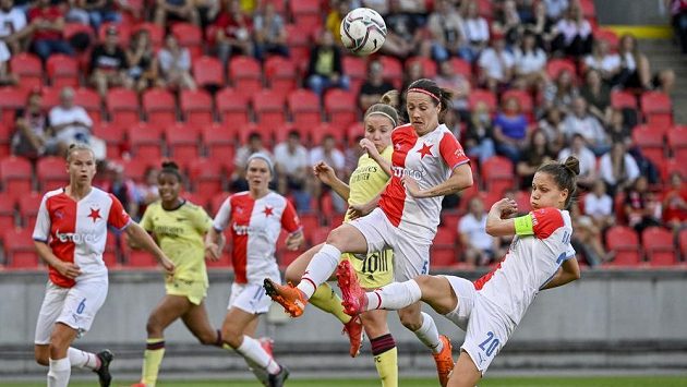 Zprava Diana Bartovičová a Veronika Pincová ze Slavie a Kim Littleová z Arsenalu. Zprava Diana Bartovičová a Veronika Pincová ze Slavie a Kim Littleová z Arsenalu.