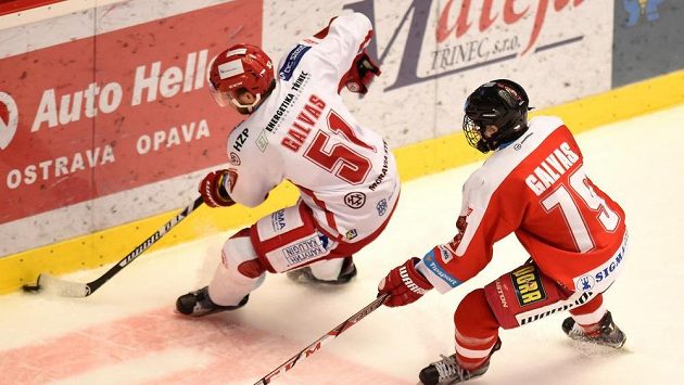 Zleva Lukáš Galvas z Třince a jeho syn Jakub Galvas hrající za Olomouc. Zleva Lukáš Galvas z Třince a jeho syn Jakub Galvas hrající za Olomouc.