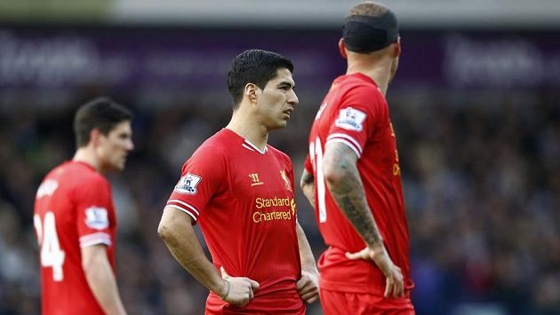 Zklamaní fotbalisté Liverpoolu. Uprostřed útočník Luis Suárez. Zklamaní fotbalisté Liverpoolu. Uprostřed útočník Luis Suárez.