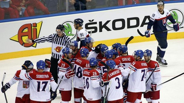 Čeští hokejisté slaví na mistrovství světa v Bělorusku vítězství nad Slovenskem. Čeští hokejisté slaví na mistrovství světa v Bělorusku vítězství nad Slovenskem.
