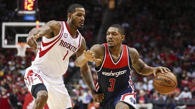 Bradley Beal (3) z Washingtonu a Trevor Ariza (1) z Houstonu. Bradley Beal (3) z Washingtonu a Trevor Ariza (1) z Houstonu.