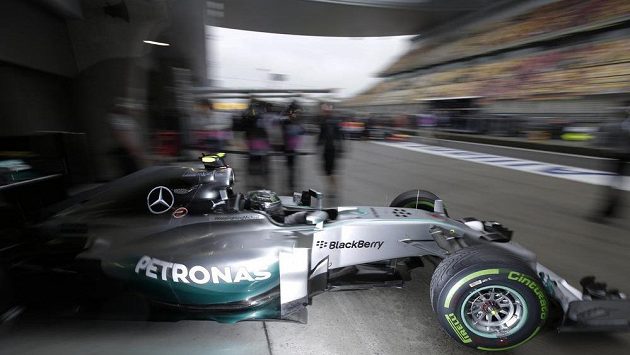 Nico Rosberg vyjíždí se svým mercedesem ze stájového padocku. Nico Rosberg vyjíždí se svým mercedesem ze stájového padocku.