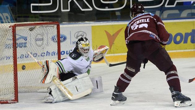 Brankář Boleslavi Martin Růžička a útočník Sparty Jan Buchtele. Brankář Boleslavi Martin Růžička a útočník Sparty Jan Buchtele.
