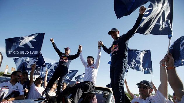 Francouzský pilot Stéphane Peterhansel slaví triumf na Rallye Dakar. Francouzský pilot Stéphane Peterhansel slaví triumf na Rallye Dakar.