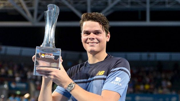 Kanadský tenista Milos Raonic s trofejí pro vítěze turnaje v Brisbane. Kanadský tenista Milos Raonic s trofejí pro vítěze turnaje v Brisbane.
