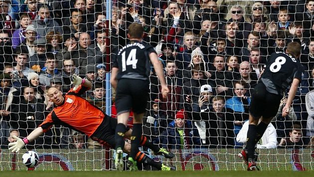 Steven Gerrard z Liverpoolu (vpravo) střílí rozhodující gól do sítě gólmana Aston Villy Brada Guzana. Steven Gerrard z Liverpoolu (vpravo) střílí rozhodující gól do sítě gólmana Aston Villy Brada Guzana.