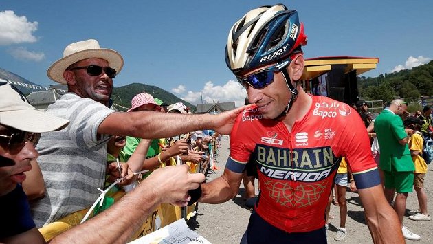 Vincenzo Nibali se zdraví s fanoušky po 11. etapě Tour de France. To ještě nevěděl, jaký pád ho v té následující potká. Vincenzo Nibali se zdraví s fanoušky po 11. etapě Tour de France. To ještě nevěděl, jaký pád ho v té následující potká.