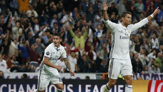 Cristiano Ronaldo (vpravo) a James Rodriguez "slaví" gól portugalského záložníka proti Sportingu. Cristiano Ronaldo (vpravo) a James Rodriguez "slaví" gól portugalského záložníka proti Sportingu.