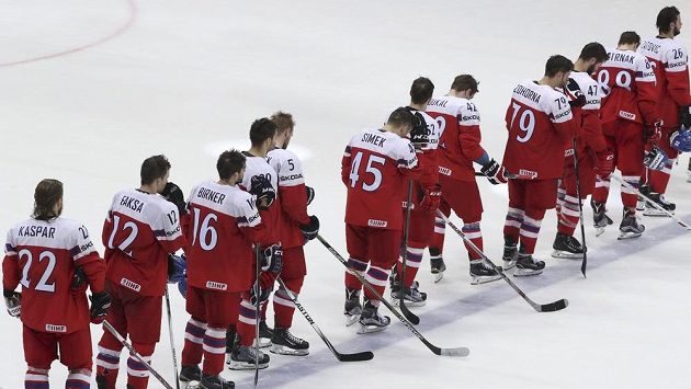 Zklamaní čeští hokejisté po čtvrtfinálovém vyřazení na MS od Spojených států amerických. Zklamaní čeští hokejisté po čtvrtfinálovém vyřazení na MS od Spojených států amerických.