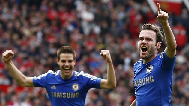 Juan Mata (vpravo) z Chelsea slaví rozhodující gól proti Manchesteru United. Juan Mata (vpravo) z Chelsea slaví rozhodující gól proti Manchesteru United.