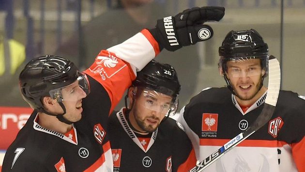 Zleva Larri Leeger, Michal Birner a Julien Sprunger z Fribourgu se radují ze vstřelené branky. Zleva Larri Leeger, Michal Birner a Julien Sprunger z Fribourgu se radují ze vstřelené branky.