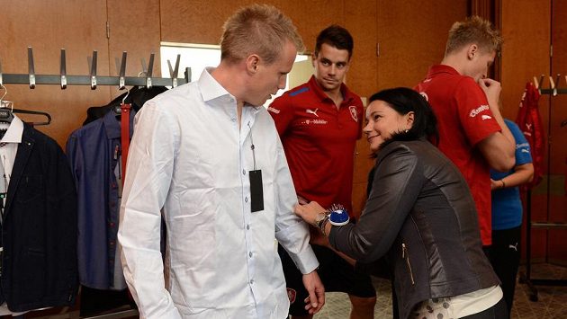 David Limberský během zkoušení nové košile a doplňků. David Limberský během zkoušení nové košile a doplňků.