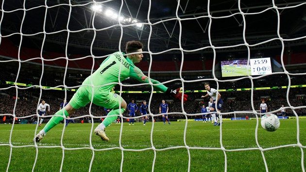 Kanonýr Tottenhamu Harry Kane proměnil penaltu a přiblížil Kohouty k finále anglického Ligového poháru. Kanonýr Tottenhamu Harry Kane proměnil penaltu a přiblížil Kohouty k finále anglického Ligového poháru.