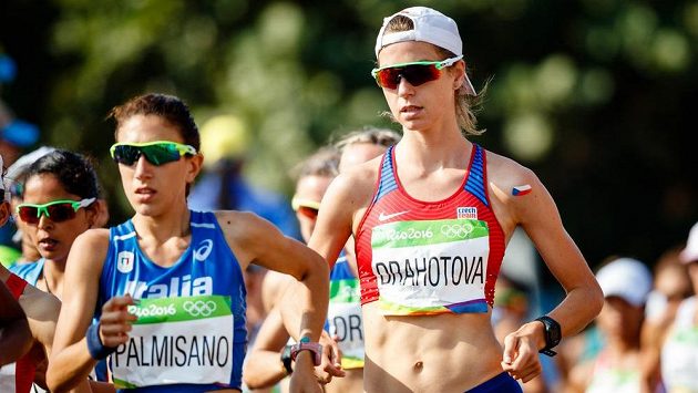 Česká reprezentantka Anežka Drahotová (vpravo) na trati chůze na 20 km.. Česká reprezentantka Anežka Drahotová (vpravo) na trati chůze na 20 km..