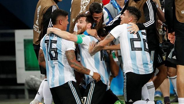 Argentinec Marcos Rojo (16) se raduje s Lionelem Messim a dalšími spoluhráči poté, co dal druhý gól Nigérii. Argentinec Marcos Rojo (16) se raduje s Lionelem Messim a dalšími spoluhráči poté, co dal druhý gól Nigérii.