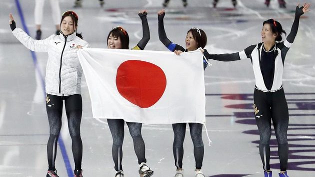 Japonské rychlobruslařky slaví zlato ve stíhacím závodě. Japonské rychlobruslařky slaví zlato ve stíhacím závodě.