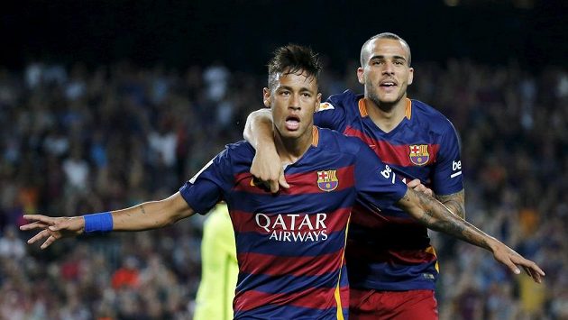 Barcelonští Neymar (vlevo) a Sandro Ramirez oslavují gól proti Levante. Barcelonští Neymar (vlevo) a Sandro Ramirez oslavují gól proti Levante.
