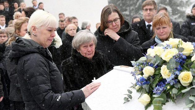Vdova po legendárním skokanovi Pia, Nykänenova matka Vieno a další rodinní příslušníci u rakve. Vdova po legendárním skokanovi Pia, Nykänenova matka Vieno a další rodinní příslušníci u rakve.