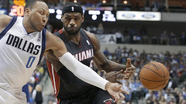 LeBron James (vpravo) z Miami v souboji s Shawnem Marionem z Dallasu. LeBron James (vpravo) z Miami v souboji s Shawnem Marionem z Dallasu.