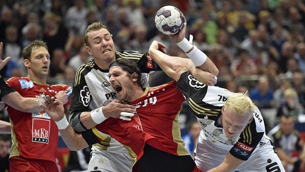 Filip Jícha z Kielu (vlevo) brání Laszla Nagyho z Veszprému v semifinále Ligy mistrů. Filip Jícha z Kielu (vlevo) brání Laszla Nagyho z Veszprému v semifinále Ligy mistrů.