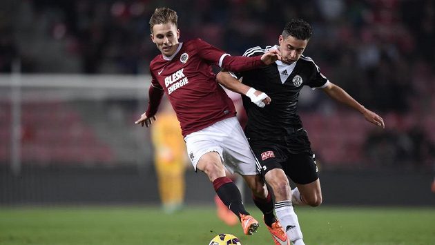 Bořek Dočkal ze Sparty a českobudějovický Jiří Funda bojují o míč. Bořek Dočkal ze Sparty a českobudějovický Jiří Funda bojují o míč.
