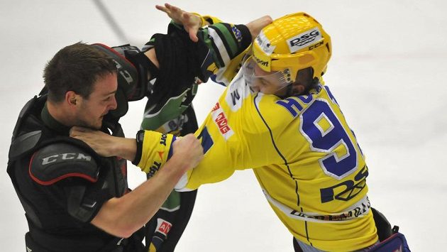 Mladoboleslavský útočník Michal Bárta (vlevo) v šarvátce se zlínským obráncem Oldřichem Horákem, který předtím fauloval Davida Výborného. Mladoboleslavský útočník Michal Bárta (vlevo) v šarvátce se zlínským obráncem Oldřichem Horákem, který předtím fauloval Davida Výborného.
