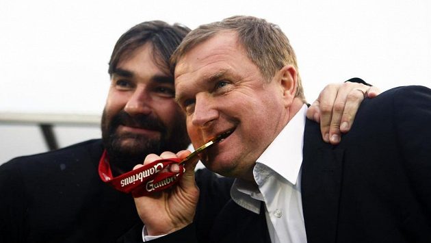 Mistrovské oslavy si kouč Pavel Vrba (vpravo) vychutnával v Plzni hned dvakrát. Mistrovské oslavy si kouč Pavel Vrba (vpravo) vychutnával v Plzni hned dvakrát.
