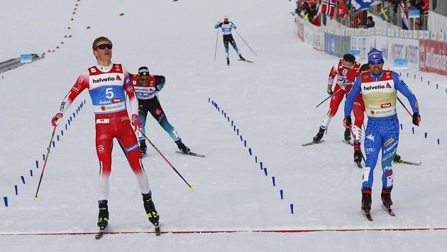Vítězný Nor Johannes Hoseflot Klaebo (vlevo) a Ital Federico Pellegrino v cíli sprintu (ilustrační foto) Vítězný Nor Johannes Hoseflot Klaebo (vlevo) a Ital Federico Pellegrino v cíli sprintu (ilustrační foto)