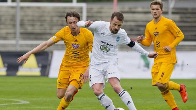 Zleva Daniel Tetour z Dukly, Marek Matějovský z Mladé Boleslavi a Zinedin Mustedanagič z Dukly. Zleva Daniel Tetour z Dukly, Marek Matějovský z Mladé Boleslavi a Zinedin Mustedanagič z Dukly.